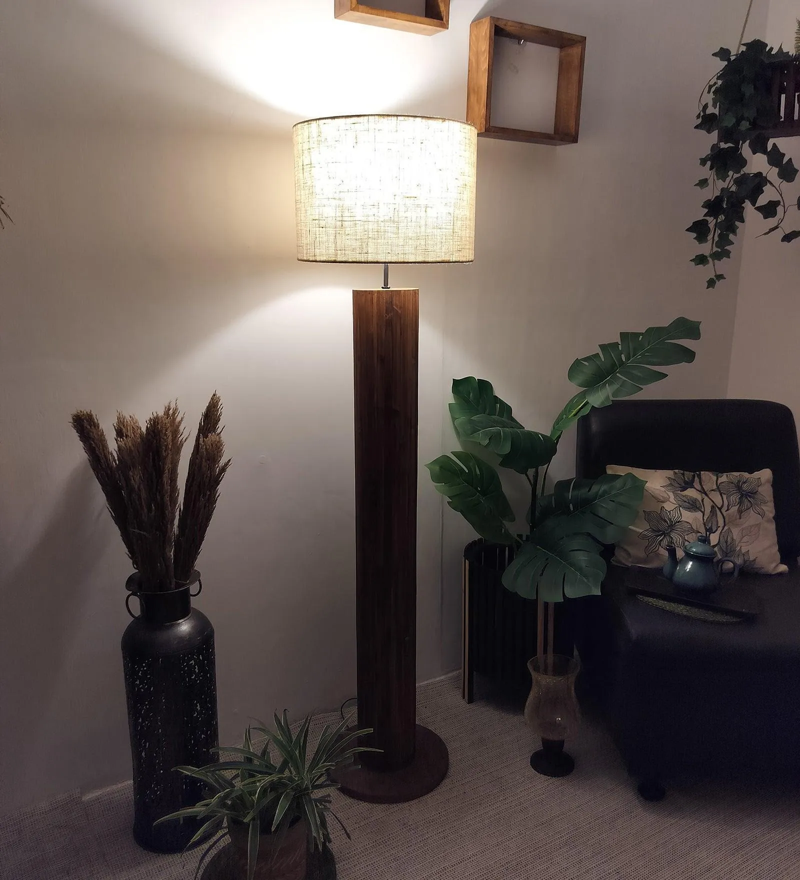 Cedar Wooden Floor Lamp with Beige Fabric | Lampshade with Brown Base